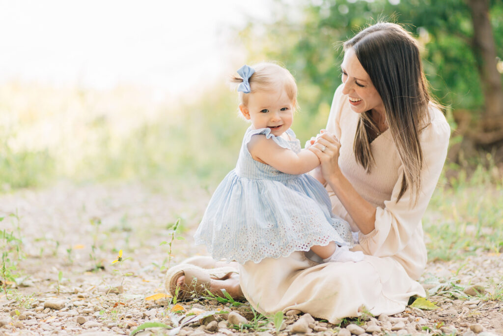 Kailee Matsumura is a professional family photographer in Memphis, Tennessee and is sharing her favorite "magic" background for family photos to make sure they highlight your family #familyphotography #memphisfamilyphotographer #familypics