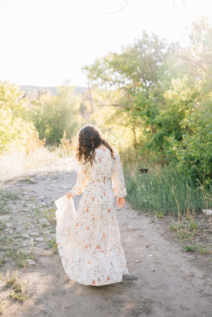 A beautiful flowy gown for family pictures is just what every mama needs. Read these tips from Kailee Matsumura to learn more about selecting a new dress for family pictures. #familyphotos #familyoutfitinspo #tennesseephotographer