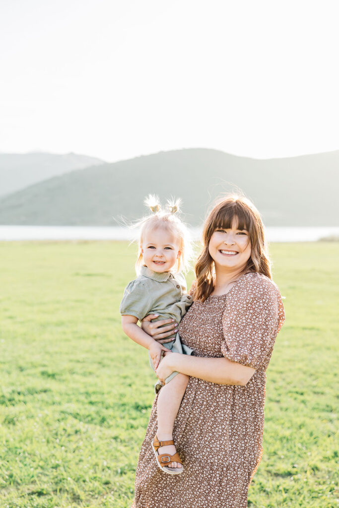 Family pictures for mamas who feel dressed to impressed with beautiful dresses family picture outfit inspo for families in Bartlett, Tennesee and the surrounding areas of Memphis #familyphotos #familyoutfitinspo #tennesseephotographer
