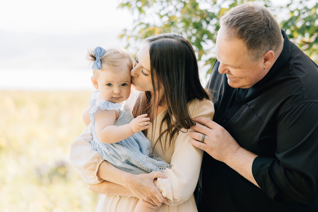 Kailee Matsumura Photography, a professional family photographer near Germantown Tennessee, shares tips on how to ensure your family picture sessions go smoothly. #KaileeMatsumuraPhotography #FamilyPictures #TipsForFamilyPhotos #TennesseeFamilyPhotographer