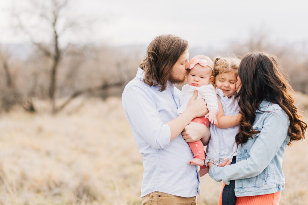 Kailee Matsumura Photography shares tips to keep in mind when booking family photo sessions. Her top piece of advice is to prioritize capturing relationships instead of relying on structured poses.
#KaileeMatsumuraPhotography #MeaningfulFamilyPhotoSessions #TennesseeFamilyPhotographer
