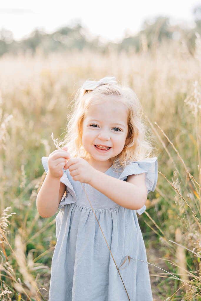 When planning a spring or summer photoshoot in Tennesse, prepare ahead of time for a seamless session; snacks and water are essential for kids and pets. Smile little girl inspiration tips photographer bartlett outdoor location #outdoorfamilyphotography #Tennessefamilyphotographer #mississippifamilyphotographer #tipsforsummerfamilyphotos
