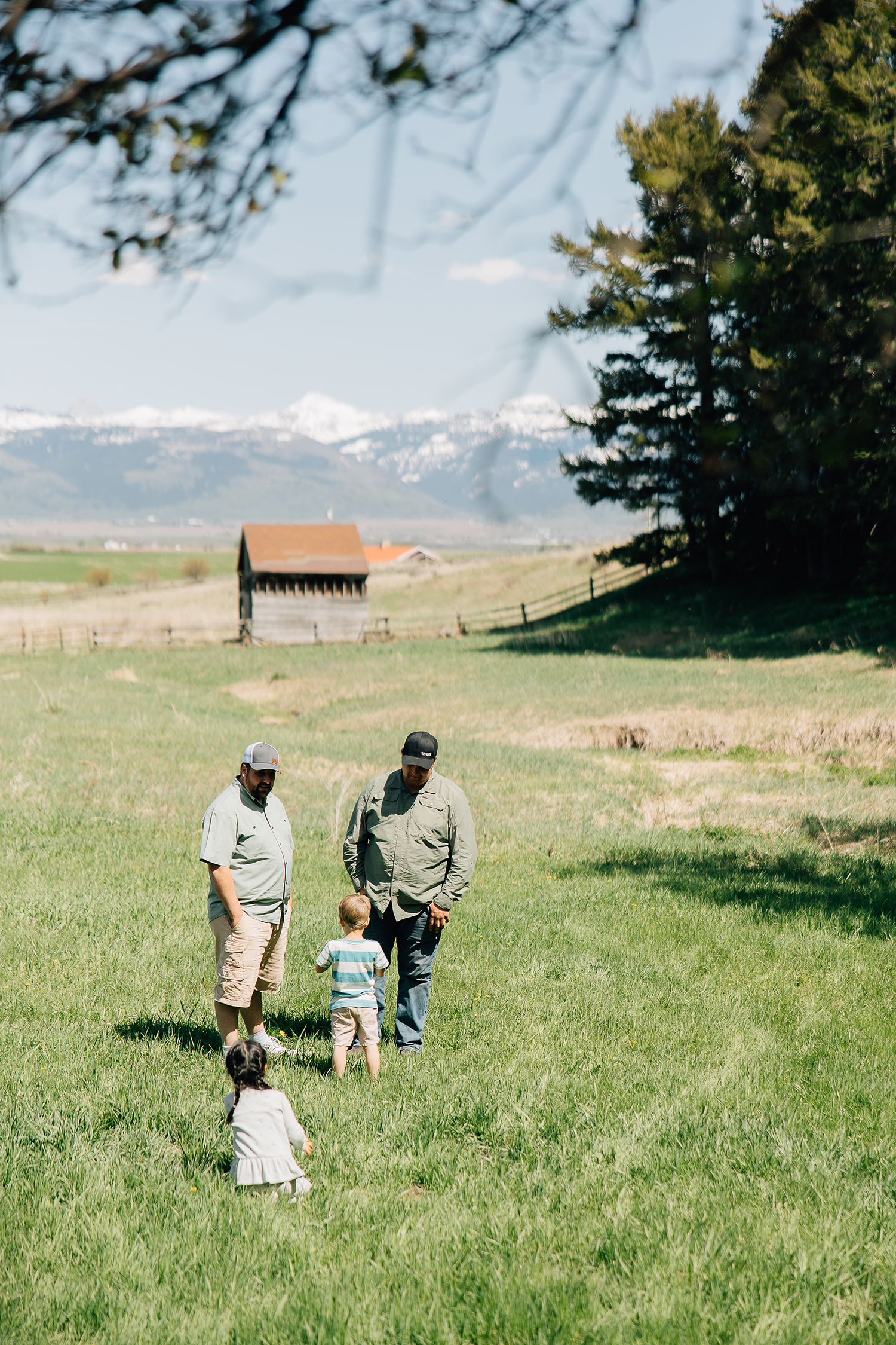 Encourage clients to act naturally and have kids play with each other and toys to get candid photos. Life family captures memories 
#unposedfamilyphotos #lifestylephotography #naturalfamilyphotos #kaileematsumuraphotography #Tennesseefamilyphotos
