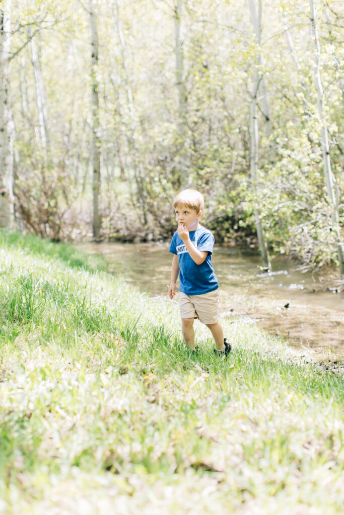 Taking photos at a family gathering to capture the family’s interactions and true selves. Play interaction capture family #unposedfamilyphotos #lifestylephotography #naturalfamilyphotos #kaileematsumuraphotography #Tennesseefamilyphotos
