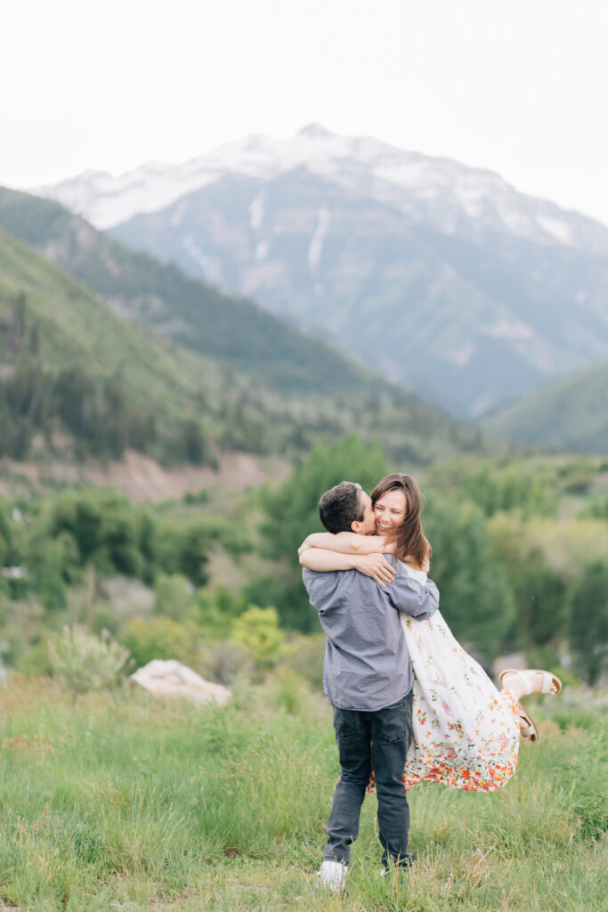 Provo Canyon has many locations to shoot offering variety in a short area of land. Vista grass field rocks #Utahfamilyphotos #provocanyonphotos #KaileeMatsumuraPhotography #utahphotographer 
