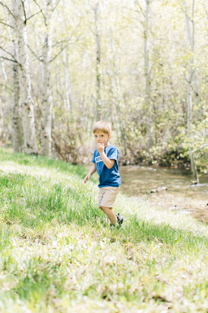 
Take advantage of your surroundings, rivers automatically create exploration and fun. Nature kids candid fun #unposedfamilyphotos #lifestylephotography #naturalfamilyphotos #kaileematsumuraphotography #Tennesseefamilyphotos
