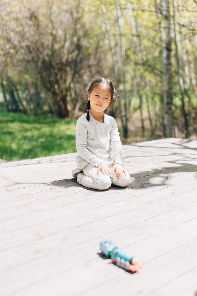 A skilled photographer can capture small moments, not just posed ones, like this moment between family members. Kids play memory moments #unposedfamilyphotos #lifestylephotography #naturalfamilyphotos #kaileematsumuraphotography #Tennesseefamilyphotos
