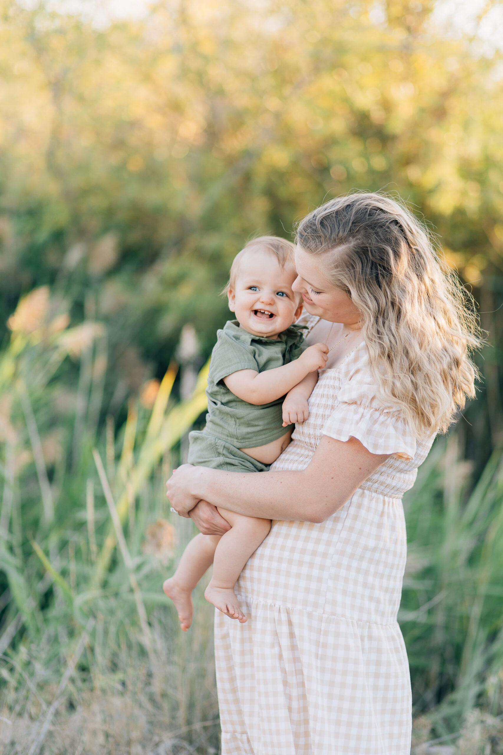 Incorporate a fun activity before or after your family photos like Ice Cream, this will motivate your kids and help it be a positive activity. Baby motherhood outdoor family session. #KaileeMatsumuraPhotography #Familyphotomemories #Meaningfulfamilyphotos #Utahfamilyphototgrapher 
