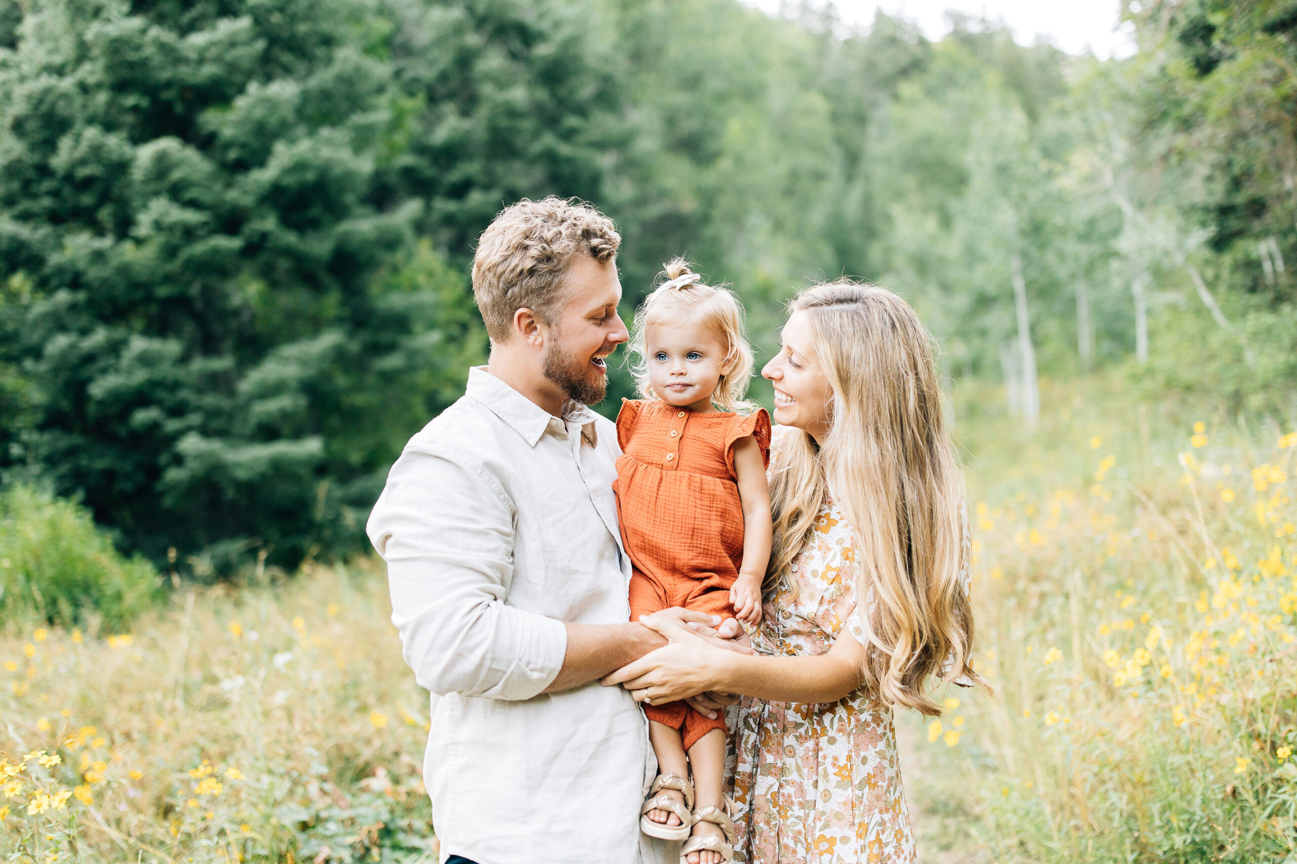 While photographing a family with young kids Kailee Matsumura shares tips for helping those shy kids share their sweet personality for timeless photos. Hernado, Mississippi family photography Germantown TN photographing children tips shy kids #pictureperfectfamily #kaileematsumura #photosessionpreptips 
