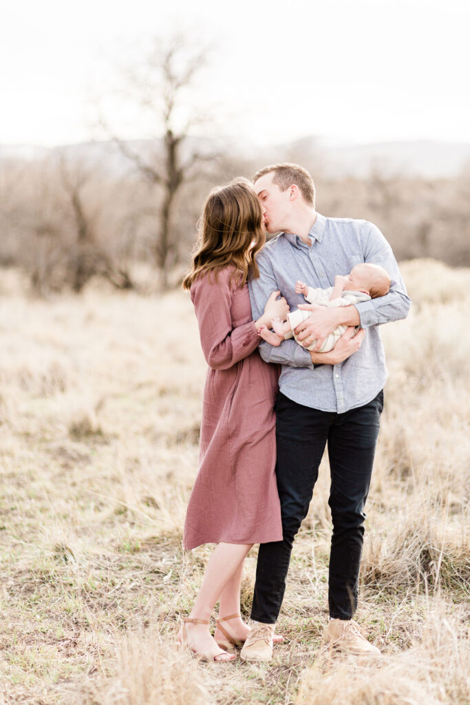 Kailee Matsumura, a Memphis-based family photographer, shares how your wardrobe can elevate your photos and that you can never go wrong by dressing for the season. 
Tennessee family photography Hernado, MS  photo clothing tips #pictureperfectfamily #kaileematsumura #photosessionpreptips #photoclothes #dressfortheseason 
