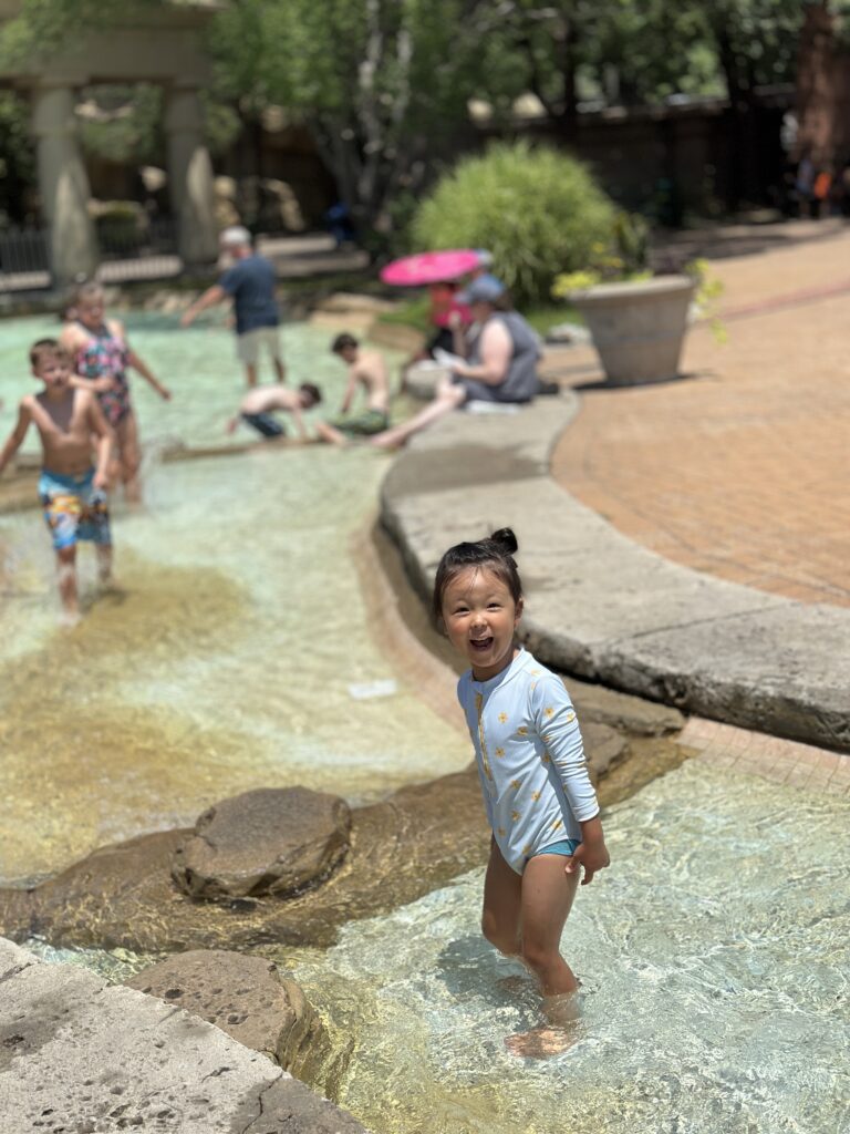 Memphis Zoo. Kids activities in Memphis. Free swimming for toddlers. 