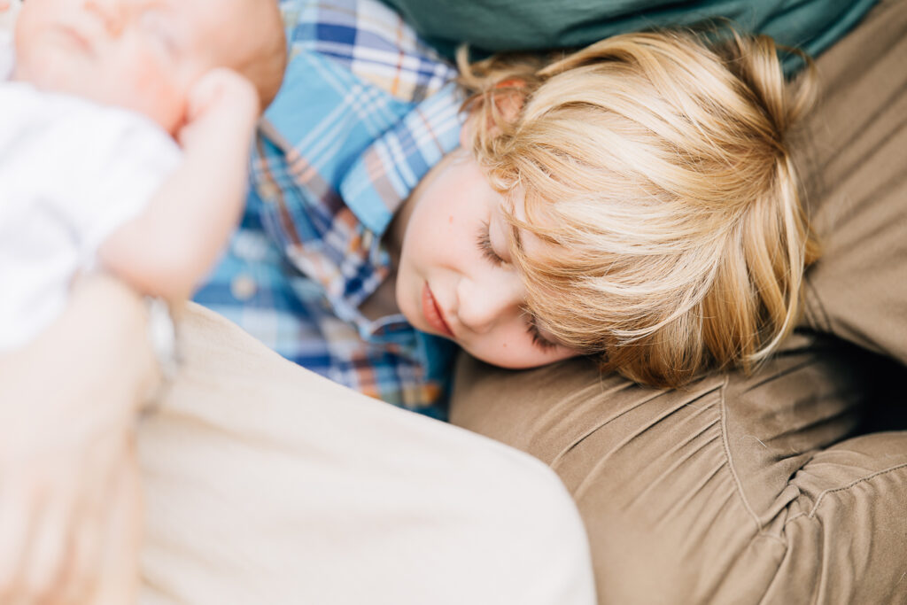 Salt Lake Family Photographer captures young school aged children in a family photo session. 