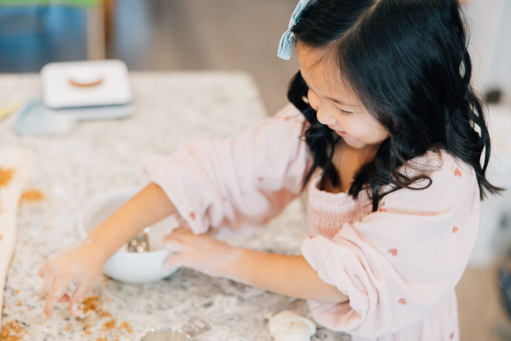 baking in home photo session. Utah family Photographer. documentary photo session. 